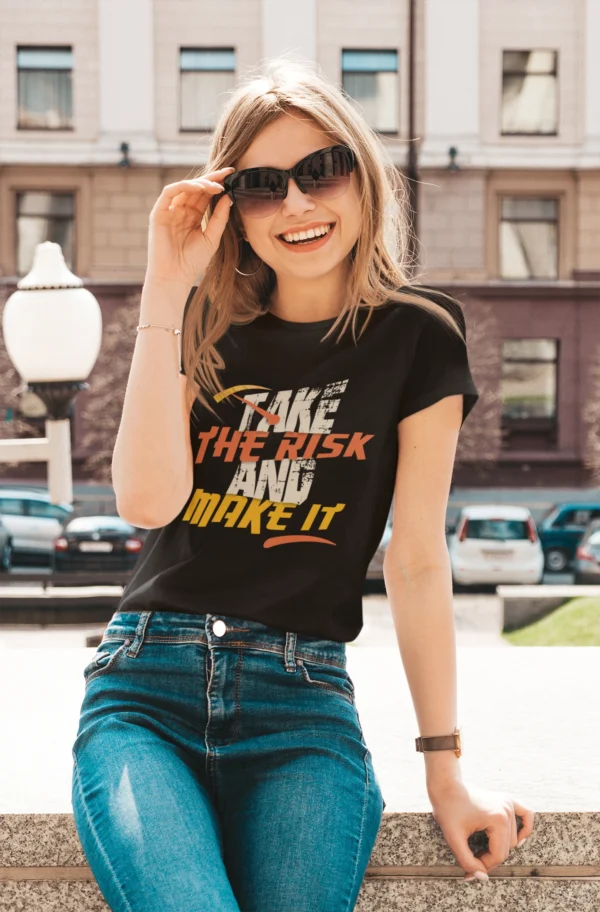 Mujer con camiseta estampada