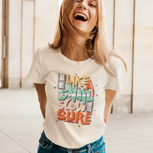 Mujer con camiseta estampada