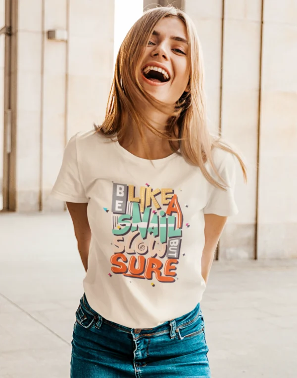 Mujer con camiseta estampada