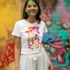 Mujer con camiseta estampada