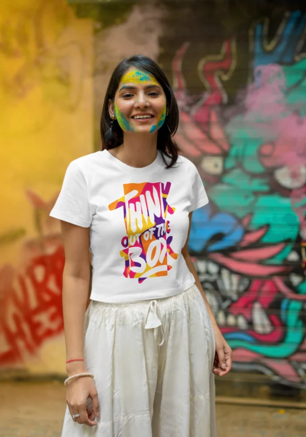 Mujer con camiseta estampada