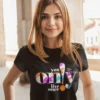 Mujer con camiseta estampada