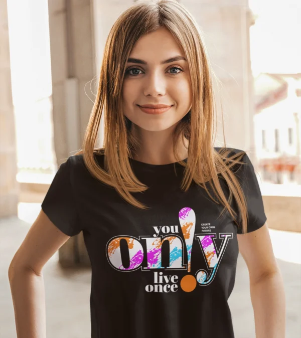 Mujer con camiseta estampada