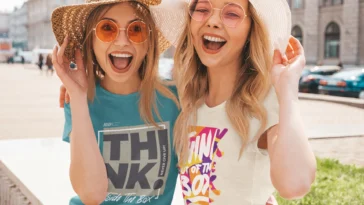 Amigas con camisetas personalizadas